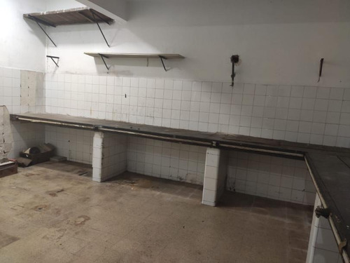 Venta O Permuta, Local Comercial De 140 Metros Sobre Paysandú Rentado.