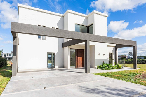 Imagen 3 de 30 de Casa En Venta A La Laguna En Canton Norte- Maroto Propiedades-