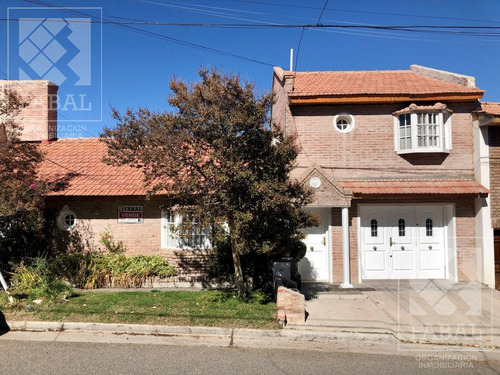 Casa Venta Santa Genoveva, 4 Dormitorios, 3 Baños, Jardín Y Cochera