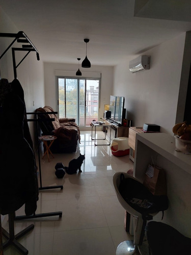 Imagen 2 de 8 de Venta Apartamento De 1 Dormitorio, Balcón Y Box En Centro