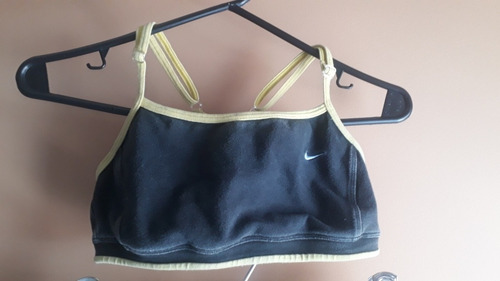 Nike, Conjunto De Short Y Top Deportivo De Mujer.