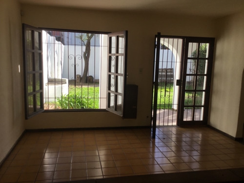 Imagen 1 de 18 de Barrio Ipona, Casa En Venta De 4 Dormitorios, Patio Con Galeria, Cochera Para 2