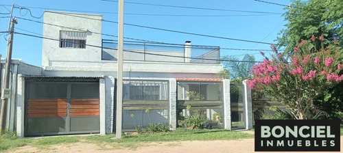 Buena Casa 4 Dormitórios Con Piscina A 3 Cuadras Del Centro 