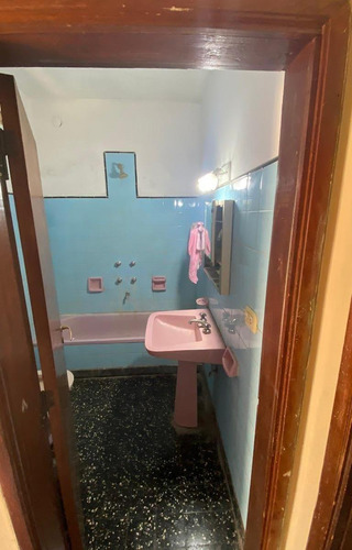 Casa En Venta - 2 Dormitorios 1 Baño - Cochera - 200mts2 - Lomas De Zamora