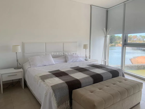 Apartamento En Venta De 3 Dormitorios En Edificio Delamar, Punta Del Este.