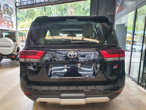 Imagen 4 de 15 de Toyota Land Cruiser Gr Sport Twin Turbo 70th Anniversary