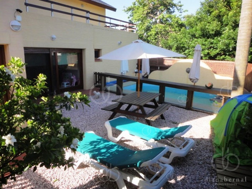 Imagen 2 de 25 de Mansa A Metros Del Mar, Chalet De 5 Dormitorios, 3 Baños Y Piscina Climatizada.- Ref: 54487