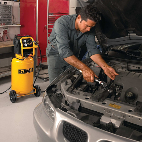 Imagen 7 de 9 de Compresor de aire eléctrico DeWalt D55168 15gal 1.6hp 120V amarillo