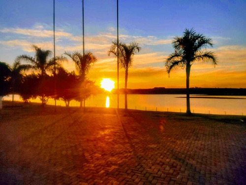 Imagem 12 de 14 de E Um Lote Em Um Condomínio Fechado.