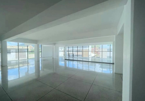Adquiera Espectacular Edificio Comercial