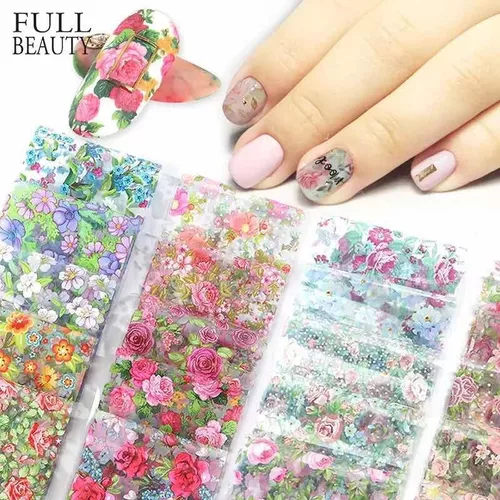 Uñas con foil de flores en tono blanco 