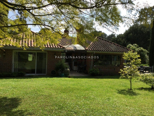 Casa De 3 Dormitorios Y Dependencia En Club Del Lago- Ref: 1843
