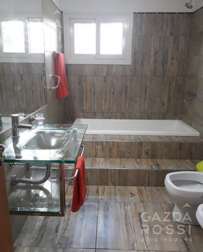 Excelente Propiedad Estilo Moderno Con Gran Parque Y Piscina En Barrio Brickland, Canning.