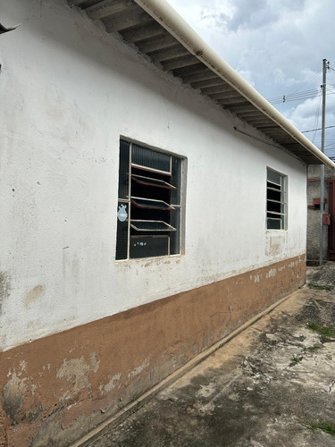 Uma Casa E Um Barracão, Em Um Lote Com 360 Metros Quadrados!
