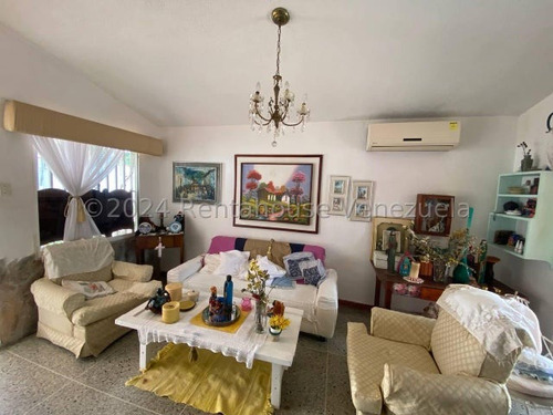 Naudy Escalona & Maribel Morillo Asesores Inmobiliarios De Rentahouse Venden Fabulosa Casa En Excelente Zona De Cabudare
