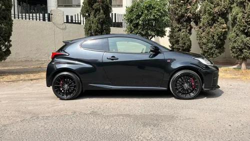 Yaris Gr 2022 Negro 257 Hp, 1,6t, Astos. Deport., R-17 4x4