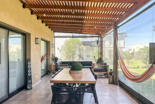 Hermosa Casa, Muy Luminosa, En Barrio Santo Tomas, Pilar