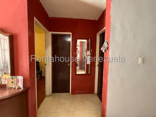 Raiza Suárez Vende Amplia Casa Ubicada En El Este De Barquisimeto 2 5 2 4 4 8 6 Con Área De Lavado, Cocina De Mampostería Y Con Fundaciones Para El Segundo Nivel.