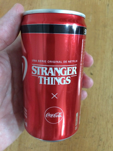 Set De 2 Latas Coca Cola Netflix Stranger Things 235 Ml