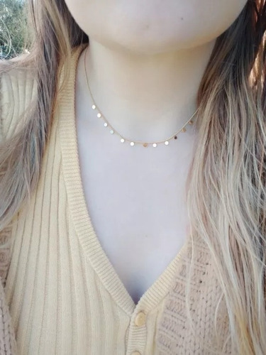 Imagen 4 de 5 de Collar Con Mini Dijes Redondos De Acero Color Oro