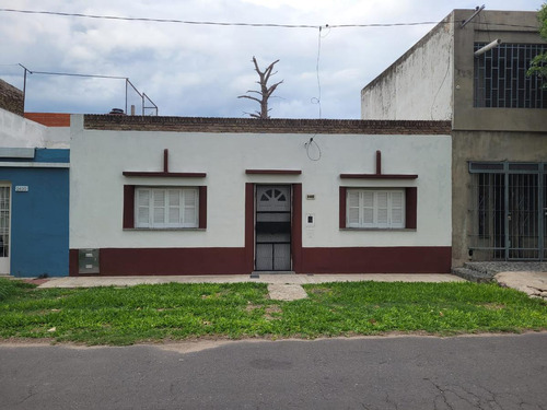 Venta - Casa 2 Dormitorios, Patio - Alberdi, Rosario.