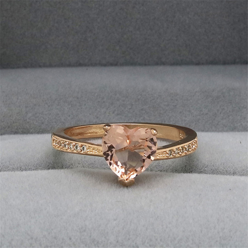 Anillo De Compromiso Con Cristal En Forma Corazón En Oro
