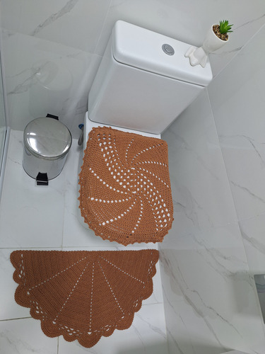 Kit Banheiro Tampa/pe Do Vaso Em Croche Caramelo Tapete Meia Lua