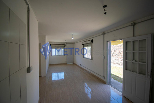 Casa En Venta , Tres Ambientes Y Local A La Calle En Manzanares ,pilar