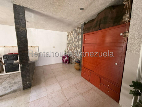 Raiza Suárez Vende Amplia Casa Ubicada En El Este De Barquisimeto 2 5 2 4 4 8 6 Con Área De Lavado, Cocina De Mampostería Y Con Fundaciones Para El Segundo Nivel.