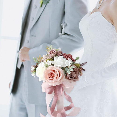 Boda Bouquet Bouquet Lanzando Flores De Rosa De Rosa Oscuro