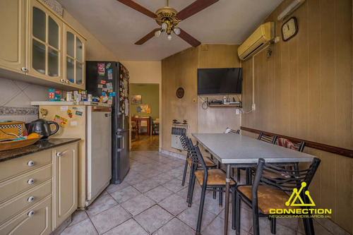 Casa 6 Ambientes En Venta. Banfield Con Pileta