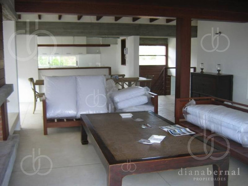 Imagen 9 de 30 de En Punta Del Este En La Zona Exclusiva De Punta De Piedra, Chalet De 5 Dormitorios Y Dependencia Con Piscina Climatizada.- Ref: 4041