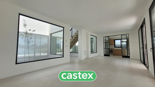 Casa A La Venta De 5 Ambientes En El Barrio Santa Ana En Villanueva.
