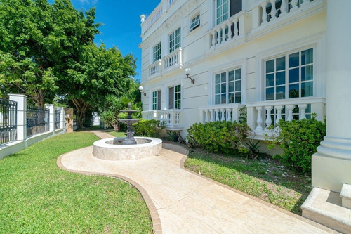 Residencial En Venta En Lagos Del Sol ( Estilo Neoclasica)