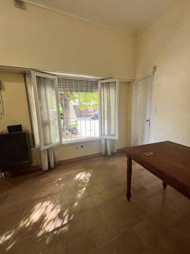 Venta Deposito Con Oficinas Sobre Lote De 220 Mts Zona Industrial En Champagnat Y Bolivar