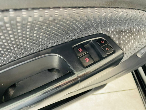 Imagem 18 de 19 de Volkswagen Voyage 1.6 Mi 8v 2013