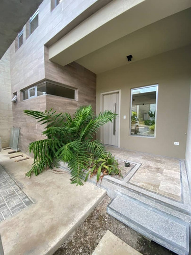 Imagen 2 de 15 de Yosmar & Fernando Venden Town House En Cumbres De Guataparo. Foth-