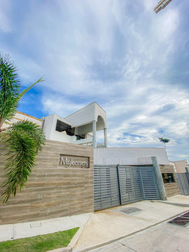 Town House En Venta De Lujo Terrazas Del Country Guataparo Amoblado