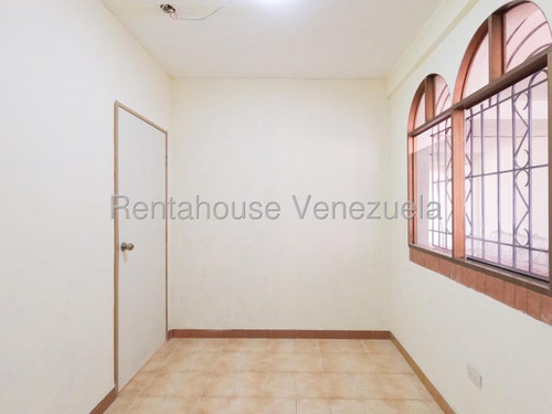 Erika Armeya Vende, Amplia Casa En El Centro Este De Barquisimeto. Flex: 25-21014