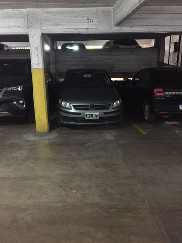 Cochera Cubierta En Venta, Olivos.