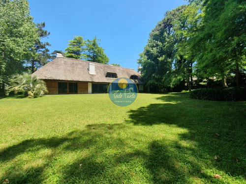 Casa Exclusiva En La Zona Del Golf.- Ref: 5895