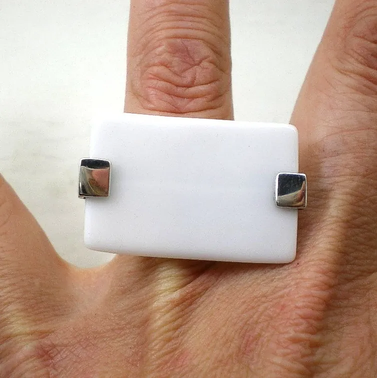 Anillo Moderno De Plata 925 Y Acrilico Blanco