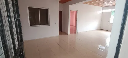 Casa Esquinera En Segundo Piso, Acceso Por Gradas Desde Piso 1