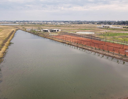 Terreno En Venta Vida Club De Campo En Funes, Lote 60 Con Fondo Al Reservorio Y Fondo Norte