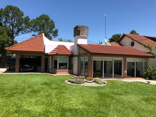 Imagen 8 de 18 de Excelente Casa En Venta Con Piscina Y Quincho - Lote De 20 X 35mts