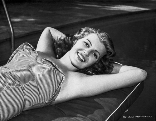 Rita Hayworth Lying Near The Pool - Póster (10 X 8)