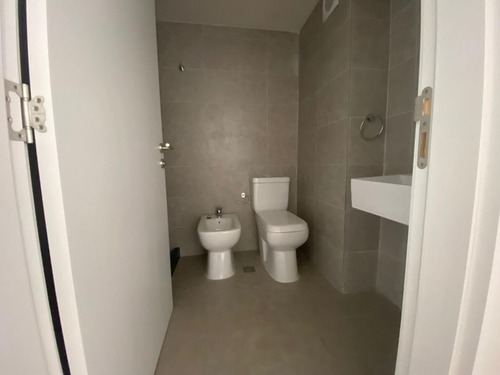 Imagen 5 de 8 de Venta Apartamento De 1 Dormitorio Piso Alto Frente A Estrenar Centro