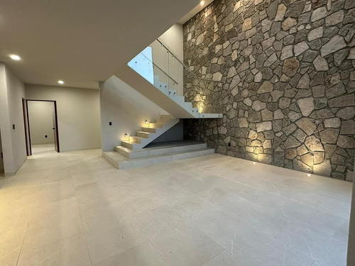 Se Vende Hermosa Residencia Con Diseño De Autor En Lomas De Juriquilla