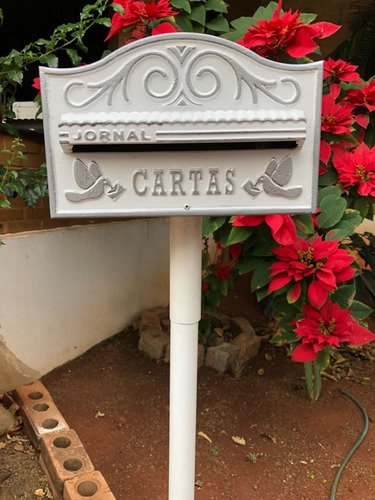 Caixa De Correio Americana Branco Com Prata Com Pedestral