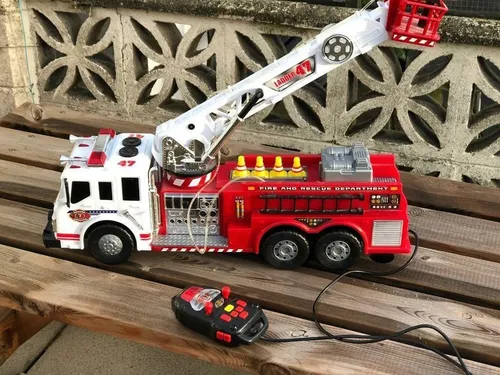 Camion de bomberos cheap que tira agua